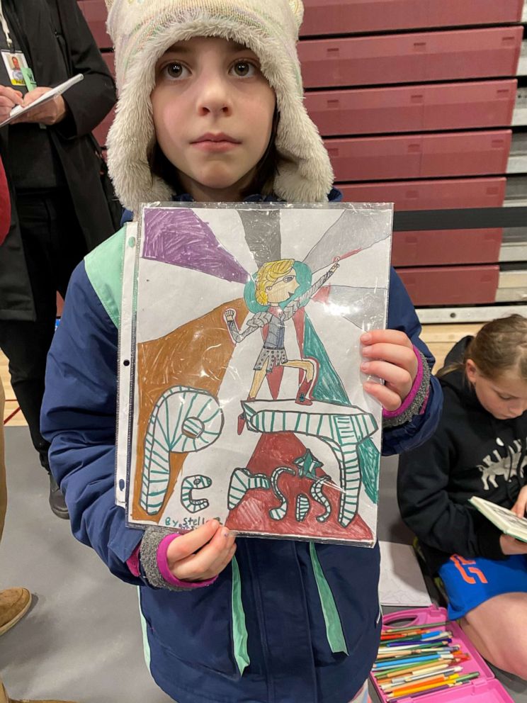 PHOTO: Stella Swan holds a photo she drew of Sen. Elizabeth Warren at a Lebanon, N.H., rally for the 2020 hopeful.