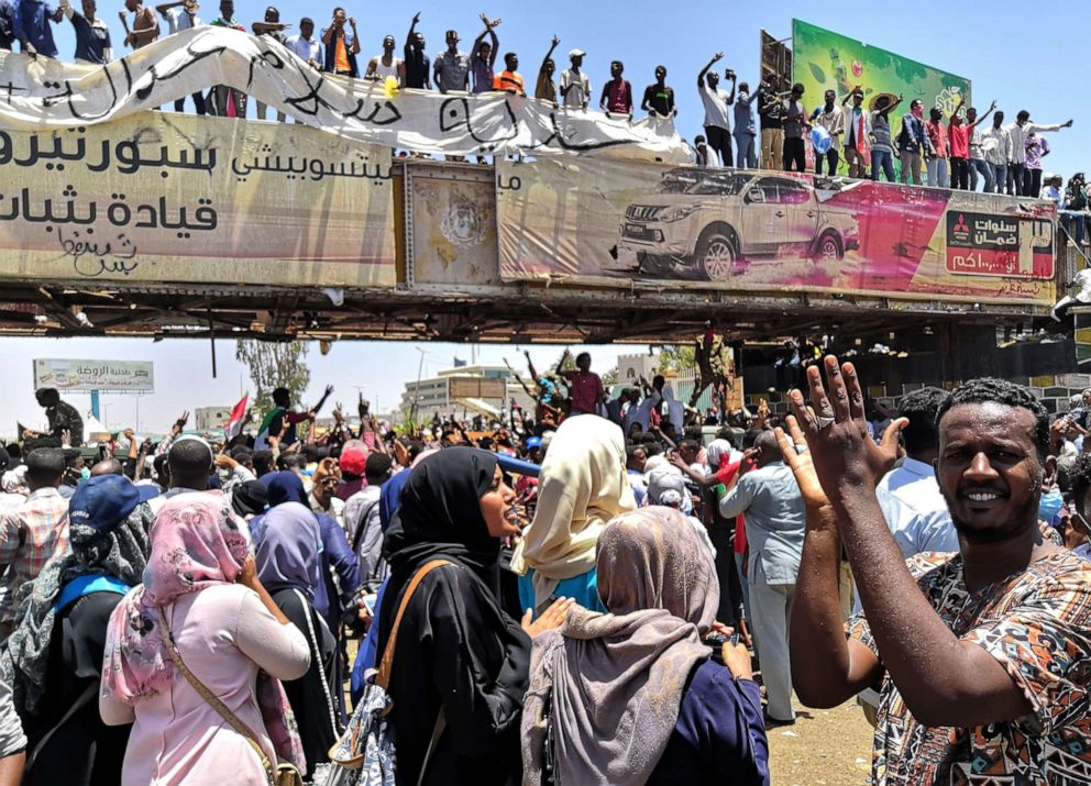 PHOTO: Protesters rally in front of the military headquarters, urging the military to join calls for leader Omar al-Bashir's resignation, in the capital Khartoum, Sudan, April 8, 2019.