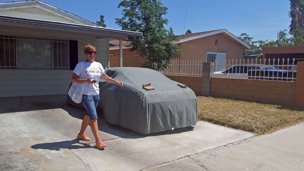 PHOTO: Susie Lee visits voters' homes in Las Vegas as she canvasses the neighborhood, June 2, 2016.