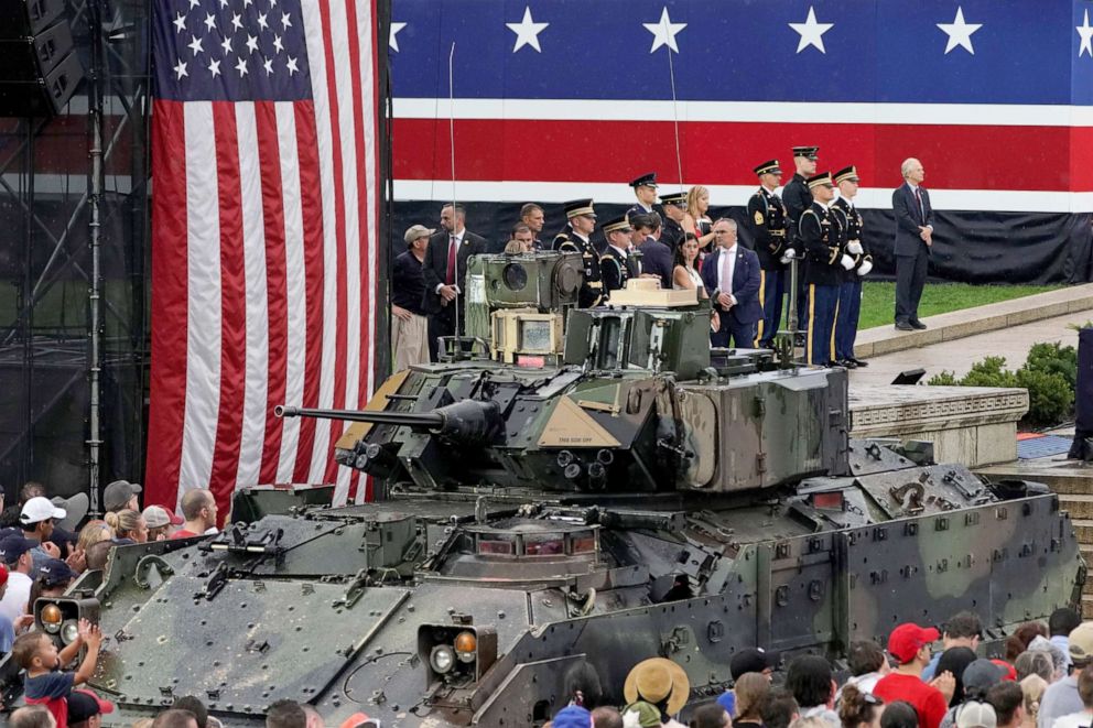 PHOTO: Spectators stand next to a float at the Salute to America ceremony at the Lincoln Memorial during the Independence Day celebrations on July 4th in Washington, DC, USA, on July 4th 2019. REUTERS / Joshua Roberts