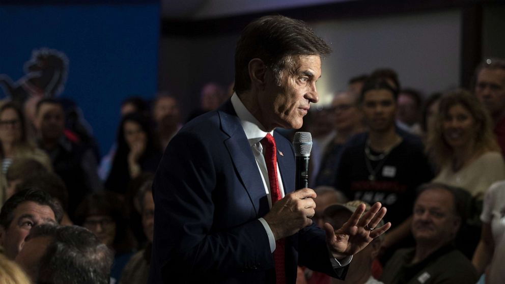 PHOTO: Mehmet Oz, celebrity physician and US Republican Senate candidate for Pennsylvania, speaks during a town hall in Bell Blue, Pa., May 16, 2022.