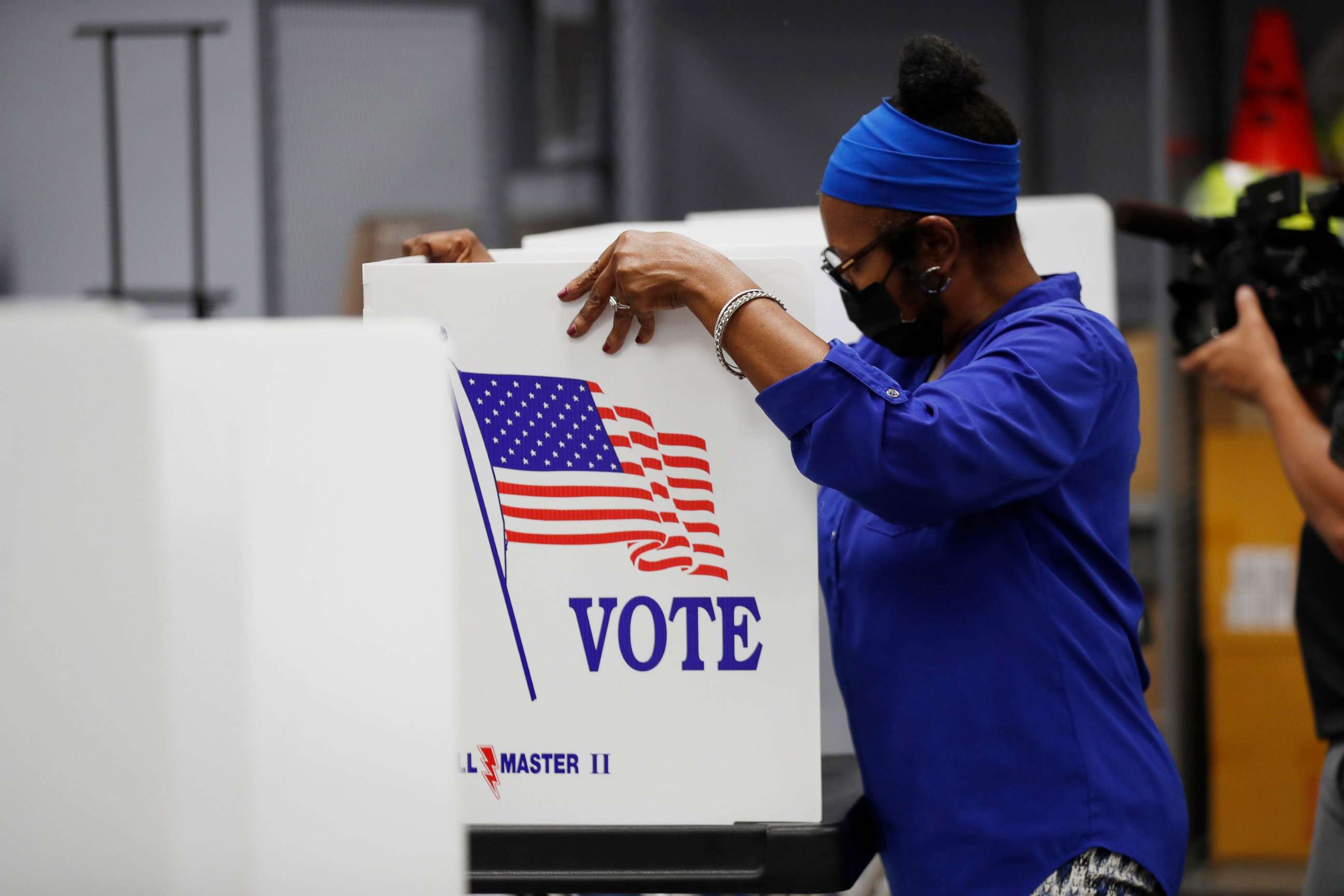 PHOTO: Jessie Finlayson, a volunteer election worker assembles voting booths in Tampa, Fla., Aug. 5, 2022.