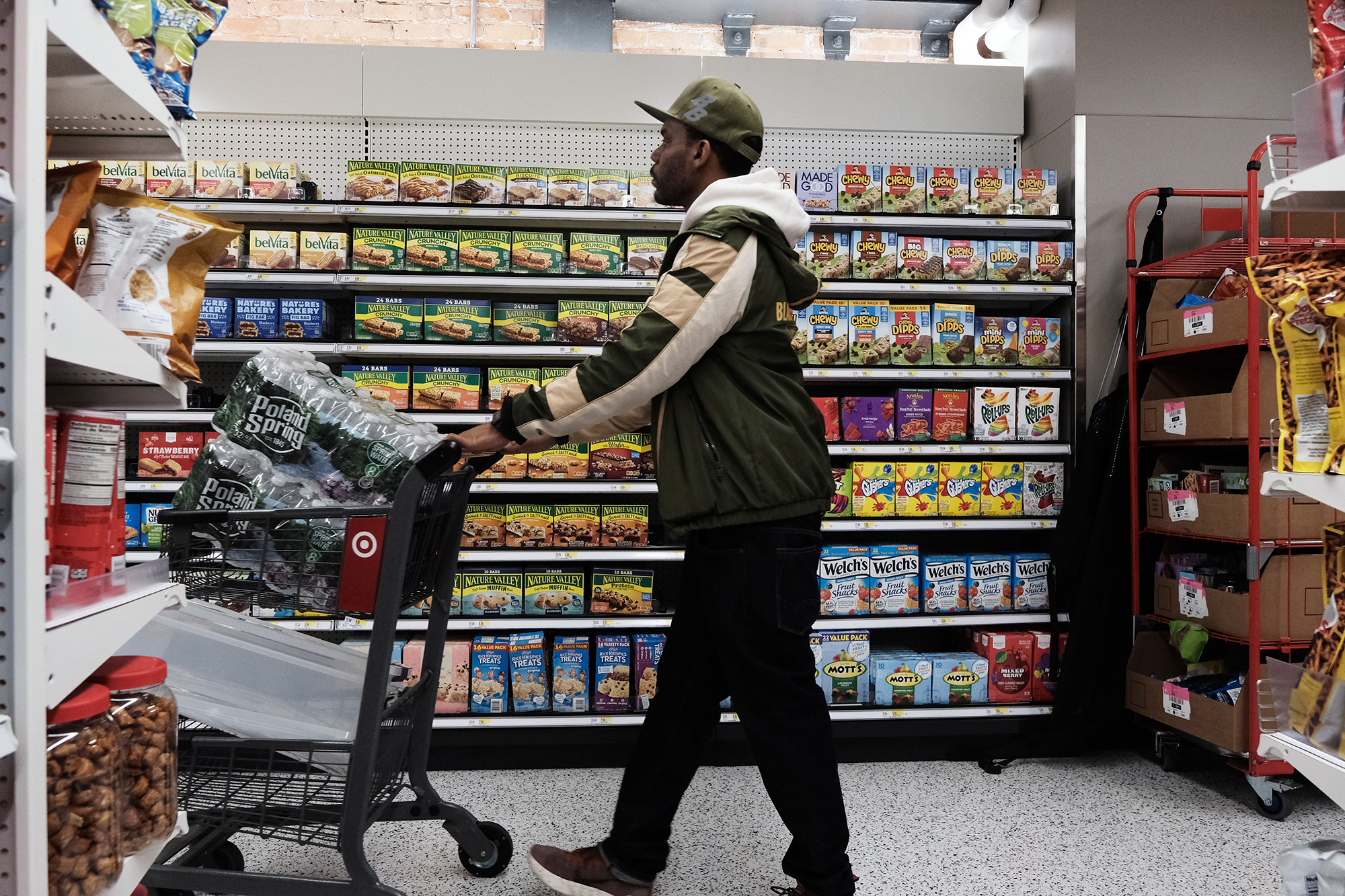 PHOTO: People shop for groceries in a Manhattan store  in New York, Oct. 26, 2022.