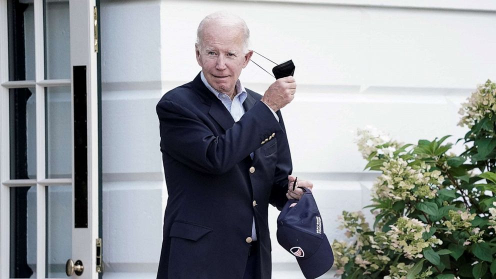 PHOTO: President Joe Biden takes off his mask as he walks towards Marine One for departure to Rehoboth Beach, Del., Aug. 7, 2022.