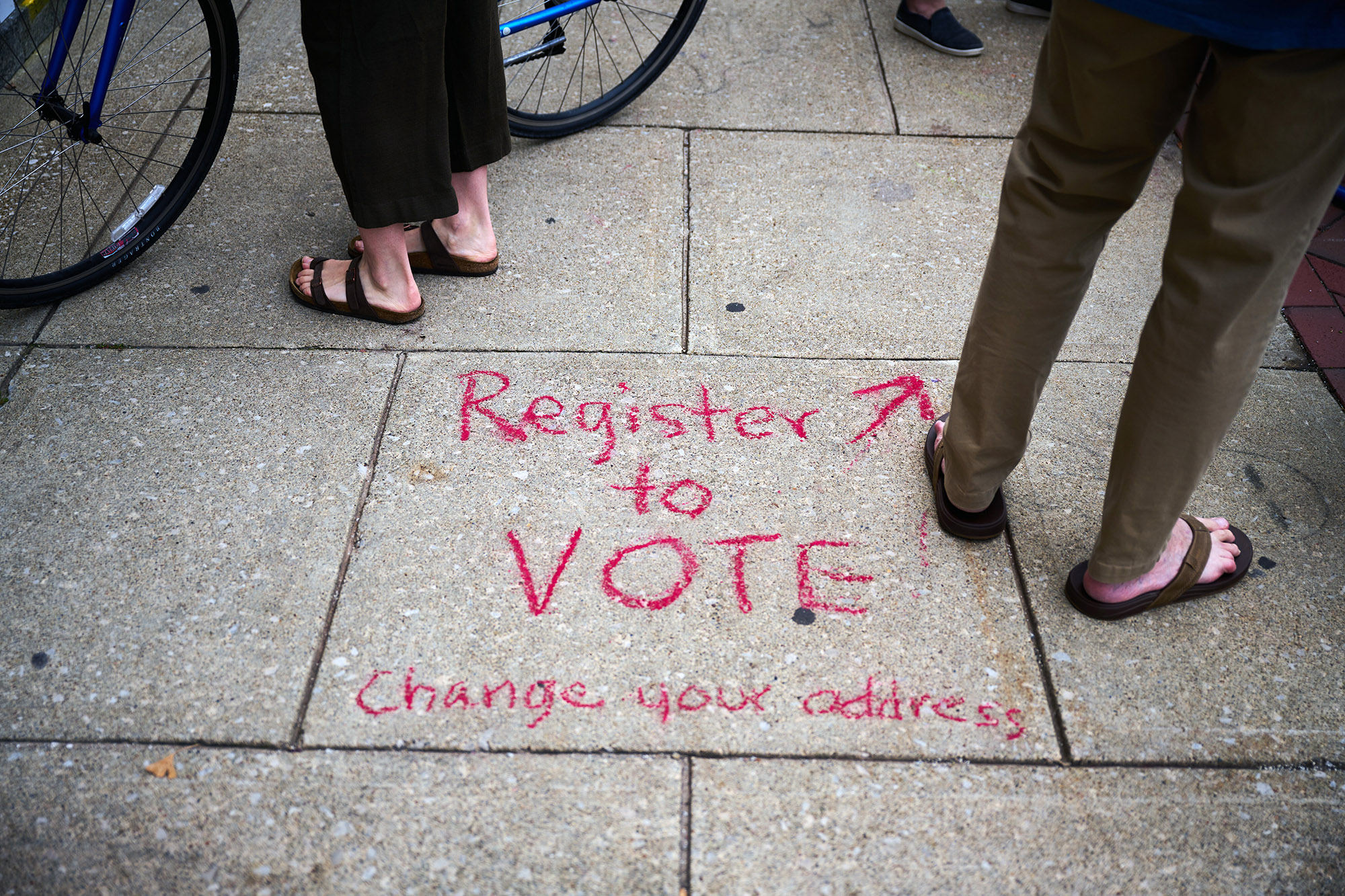 PHOTO: A voter registration drive is held by the League of Women Voters ahead of the midterm elections in Oberlin, Ohio, Sept.10, 2022.