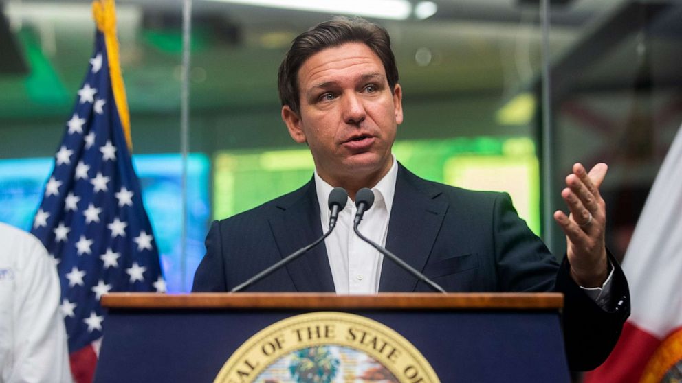 PHOTO : Le gouverneur de Floride, Ron DeSantis, s'exprime lors d'une conférence de presse sur les mises à jour et les préparatifs de l'ouragan Ian au State Emergency Operations Center de Tallahassee, en Floride, le 27 septembre 2022.