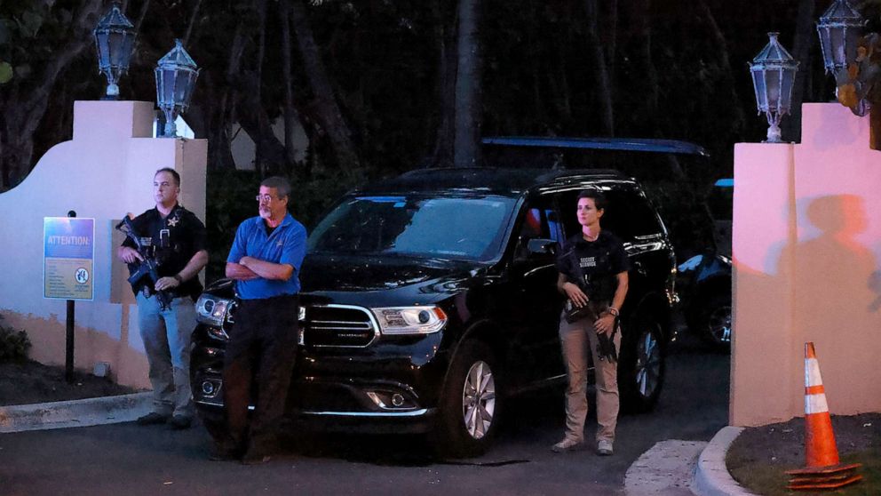 PHOTO: Secret Service armed agents stand outside the entrance to former President Donald Trump's Mar-a-Lago estate in Palm Beach, Florida, late Monday, August 8, 2022.