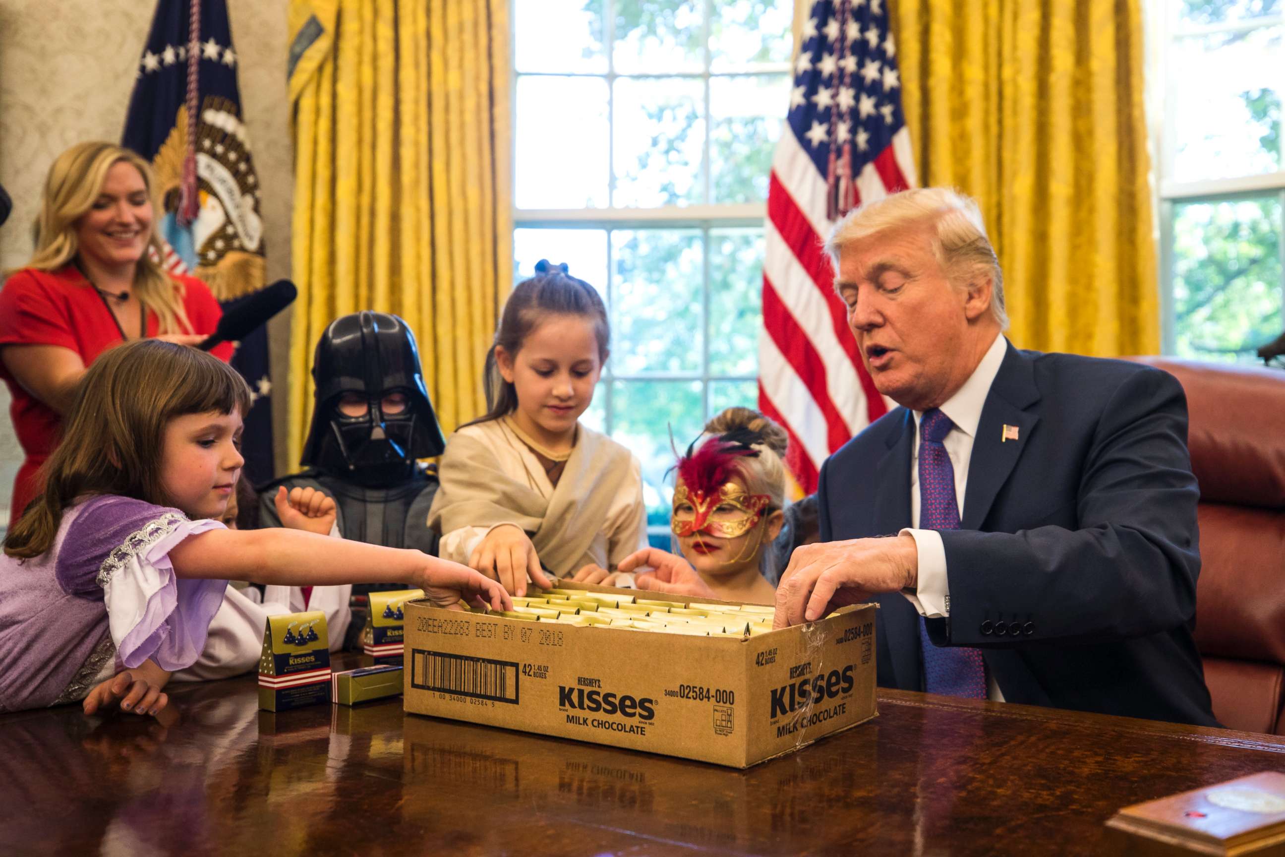 PHOTO: President Donald Trump meets with the children of White House journalists, dressed in Halloween costumes, Oct. 27, 2017.