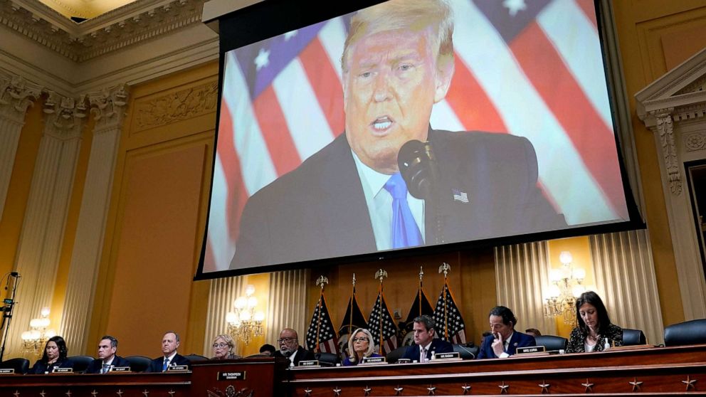 ẢNH: TẬP TIN - Một đoạn video về cựu Tổng thống Donald Trump được chiếu trên màn hình, khi ủy ban tuyển chọn của Hạ viện điều tra vụ tấn công vào Điện Capitol của Hoa Kỳ ngày 6 tháng 1 tổ chức cuộc họp cuối cùng trên Đồi Capitol ở Washington, ngày 19 tháng 12 năm 2022.