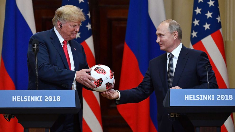 Presiden Rusia, Vladimir Putin memberikan bola Piala Dunia 2018 kepada Presiden AS, Donald Trump (AFP)