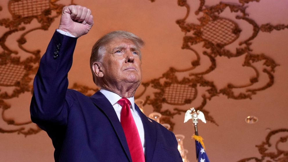 FOTO: El expresidente Donald Trump sube al escenario después de anunciar una tercera candidatura presidencial en Mar-a-Lago en Palm Beach, Florida, el 15 de noviembre de 2022.