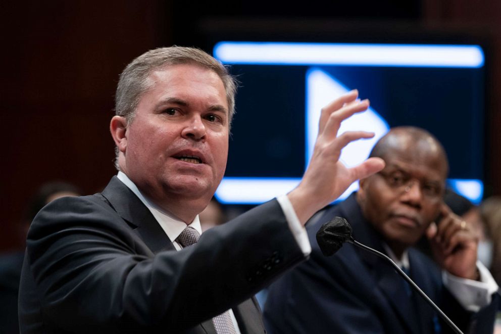 FOTO: Scott Bray, stellvertretender Direktor des Marinegeheimdienstes, links, und der Unterstaatssekretär für Geheimdienste und Sicherheit, Ronald Moultrie, sprechen während einer Anhörung auf dem Capitol Hill am 17. Mai 2022 in Washington, DC