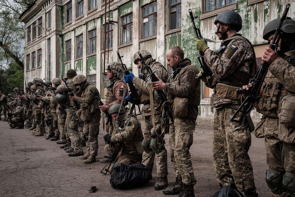 PHOTO: Ukrainian soldiers unload their guns as they arrive at an abandoned building to rest and receive medical treatment after fighting on the front line for two months near Kramatorsk, eastern Ukraine, April 30, 2022.