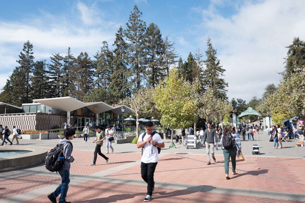 PHOTO: Large crowds of students walk through the campus of UC Berkeley in downtown Berkeley, Calif., October 9, 2018.