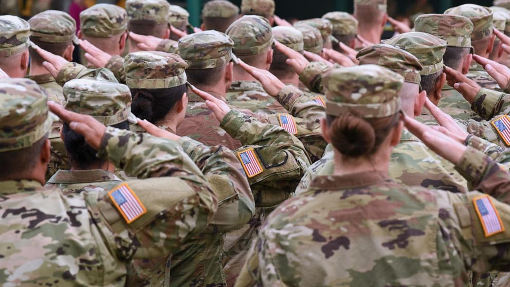 PHOTO: Saluting American soldiers.
