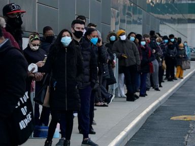 Orang yang benar-benar divaksinasi dapat beringsut tanpa masker, dalam beberapa kasus menjaga jarak: CDC thumbnail