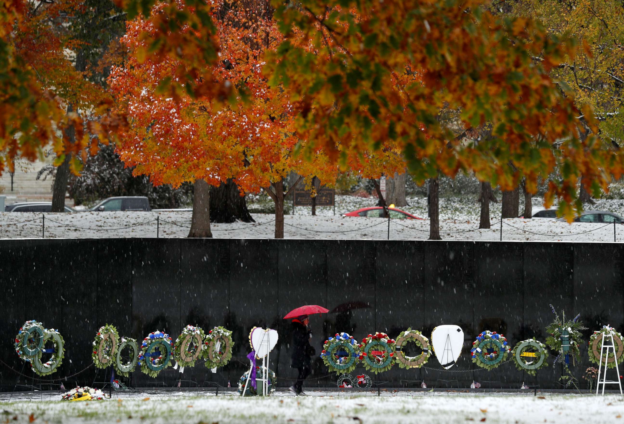 PHOTO: A visitor to the Vietnam Veterans Memorial during an early snowfall in Washington, D.C., Nov. 15, 2018.