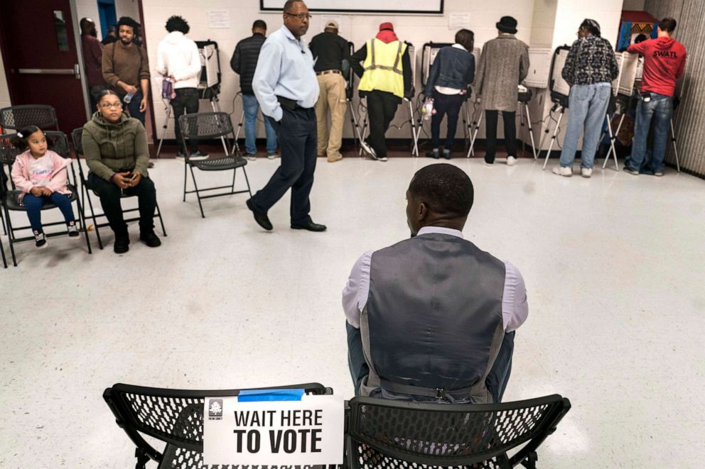 PHOTO: American  voters stand line to vote in Atlanta, Nov. 6, 2018.