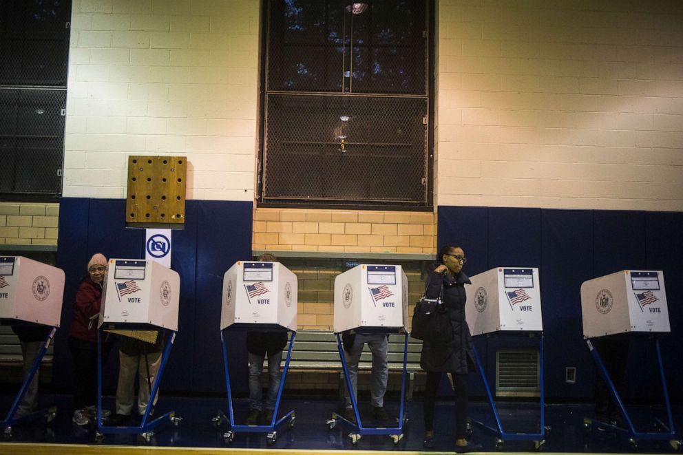 PHOTO: Voters cast their ballots aat a  polling location in Brooklyn, N.Y., Nov. 8, 2016. 