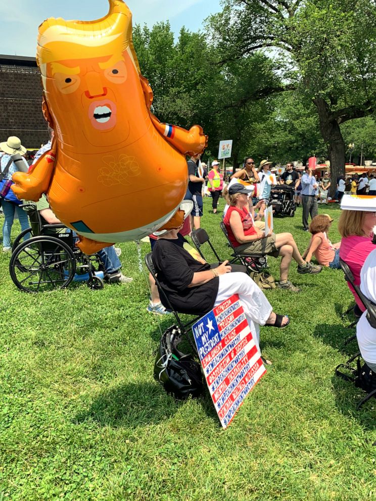 PHOTO: Demonstrators rally to pursued Congress to start the impeachment process.