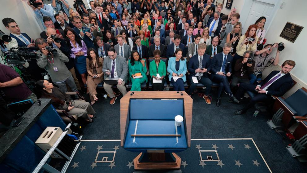 Judge blocks White House media ban for CNN, MS NOW, Politico