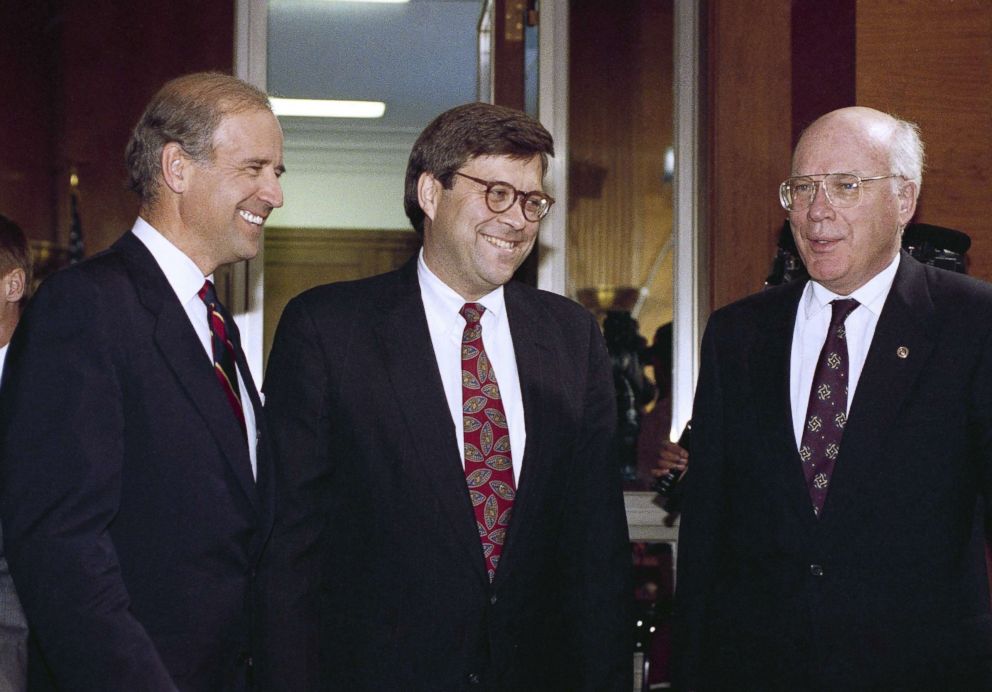 PHOTO: Le sénateur Joseph Biden et le sénateur Patrick Leahy accompagnent le candidat du procureur général, William Barr, avant l'audience de nomination de ce dernier devant le comité sur Capitol Hill à Washington, le 12 novembre 1991.