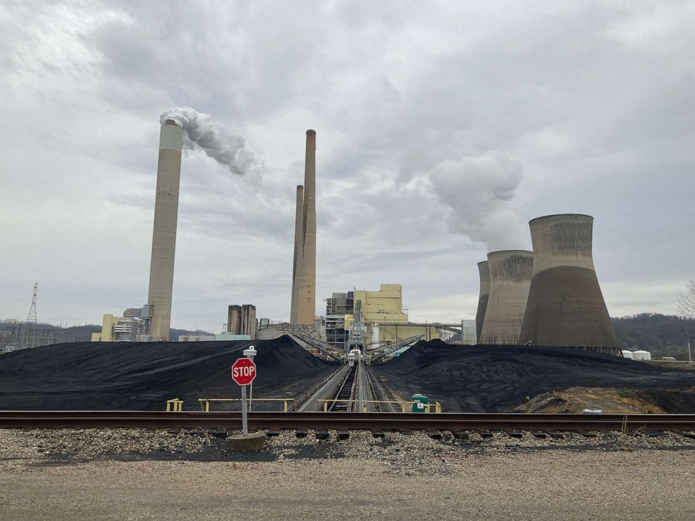 PHOTO: The John Amos Power Plant, operated by American Electric Power, sits on 400 acres along the Kanawha River in Winfield, West Virginia.