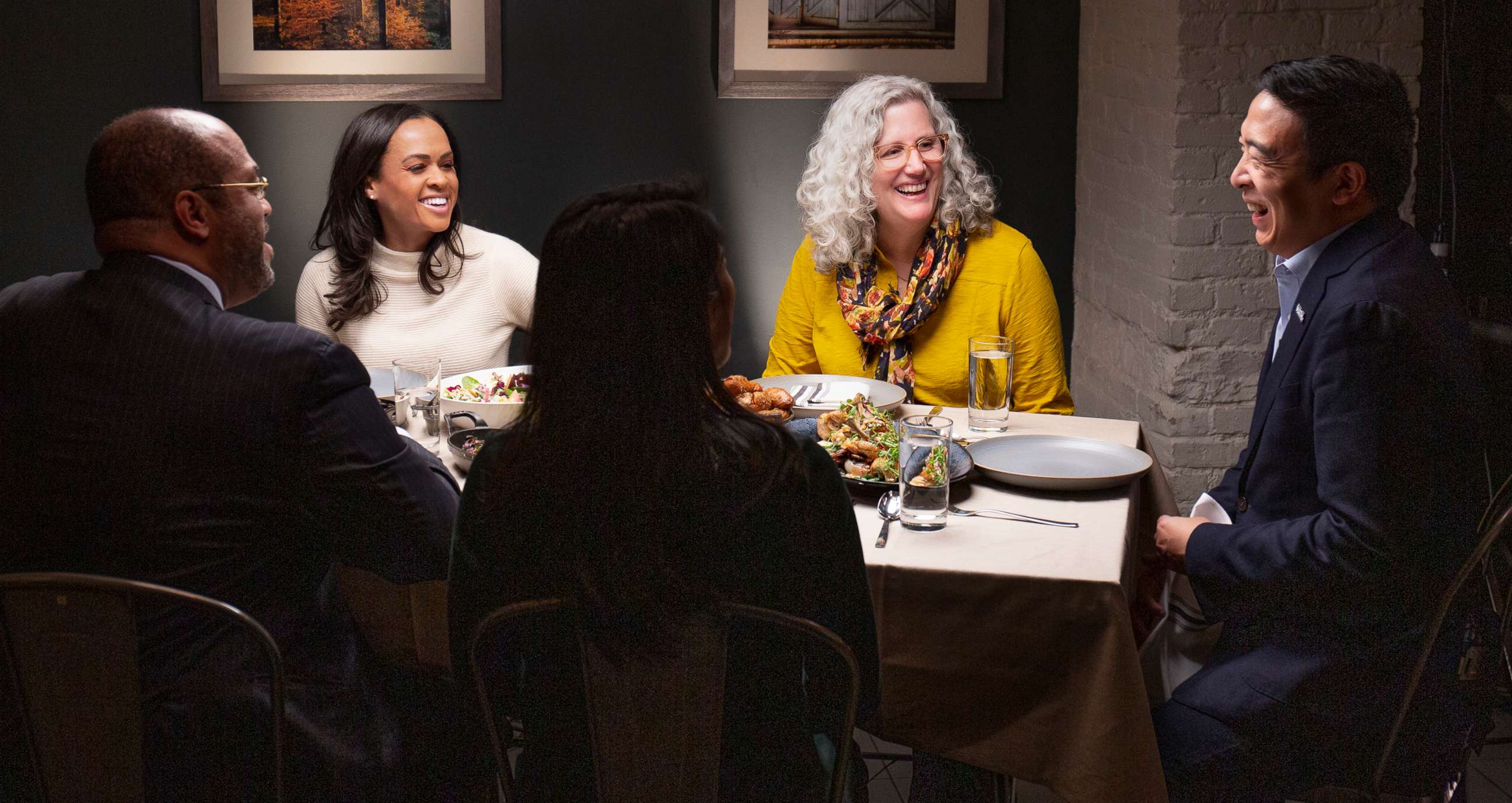 PHOTO: Democratic presidential candidate Andrew Yang, right, joins ABC's Linsey Davis, second from left and voters Ramsey Smith, Jaslin Kaur and Mara Novak for dinner.