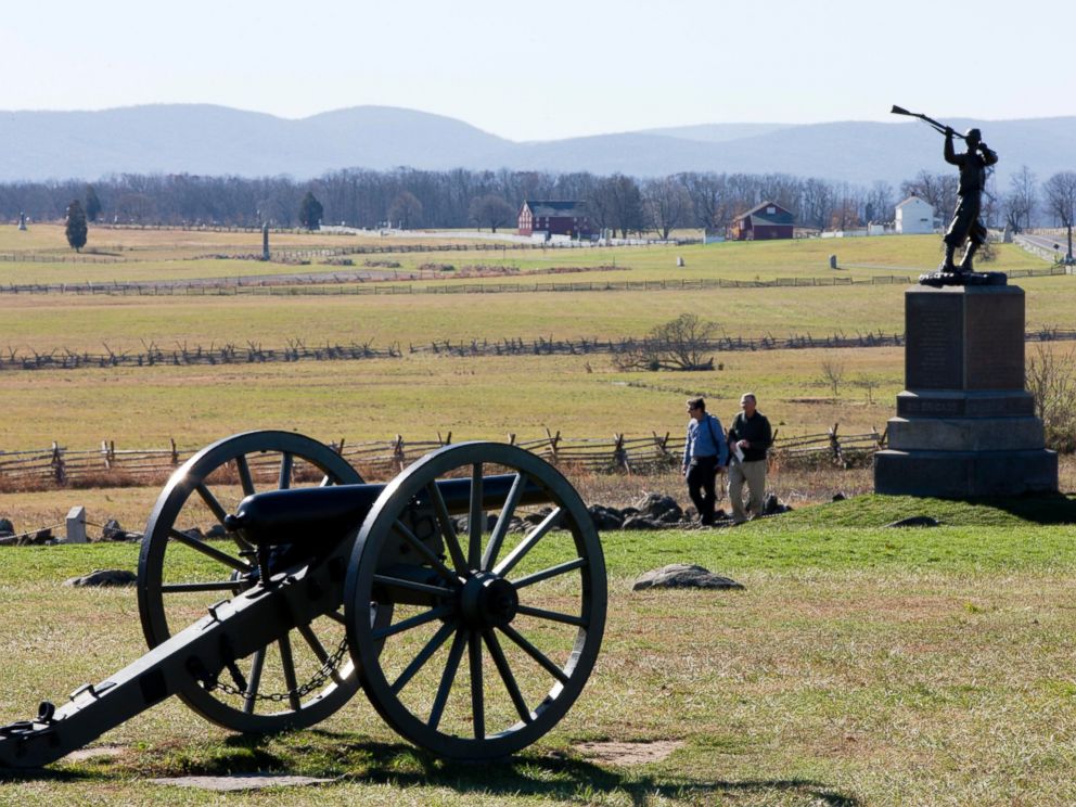 PHOTO: People visit the field Picketts Charge, Nov. 18, 2013, in Gettysburg, Pa.