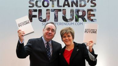 PHOTO: Scotlands First Minister Alex Salmond and Deputy First Minister Nicola Sturgeon hold copies of its blueprint for independence after it was launched in Glasgow, Nov. 26, 2013.