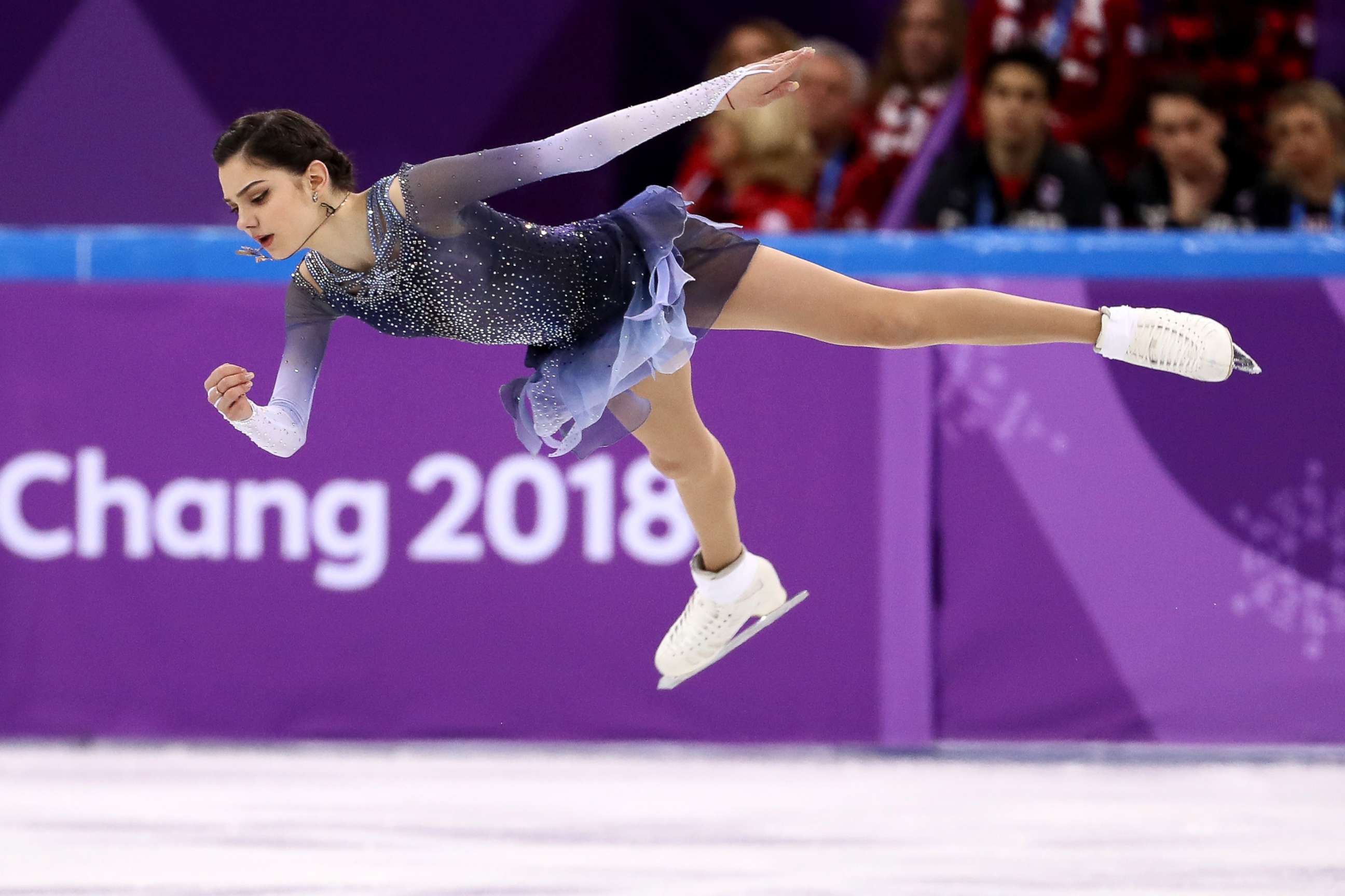 Фигурное катание прыжки. Евгения Медведева в прыжке. Евгения Медведева ОИ 2018. Фигурное катание Евгения Медведева прыжки. Аксель фигурное катание Медведева.