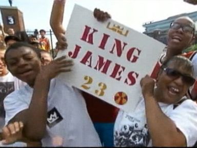 VIDEO: Fans in Cleveland are pulling for LeBron James while devotees of the Golden State Warriors have high hopes for Steph Curry.