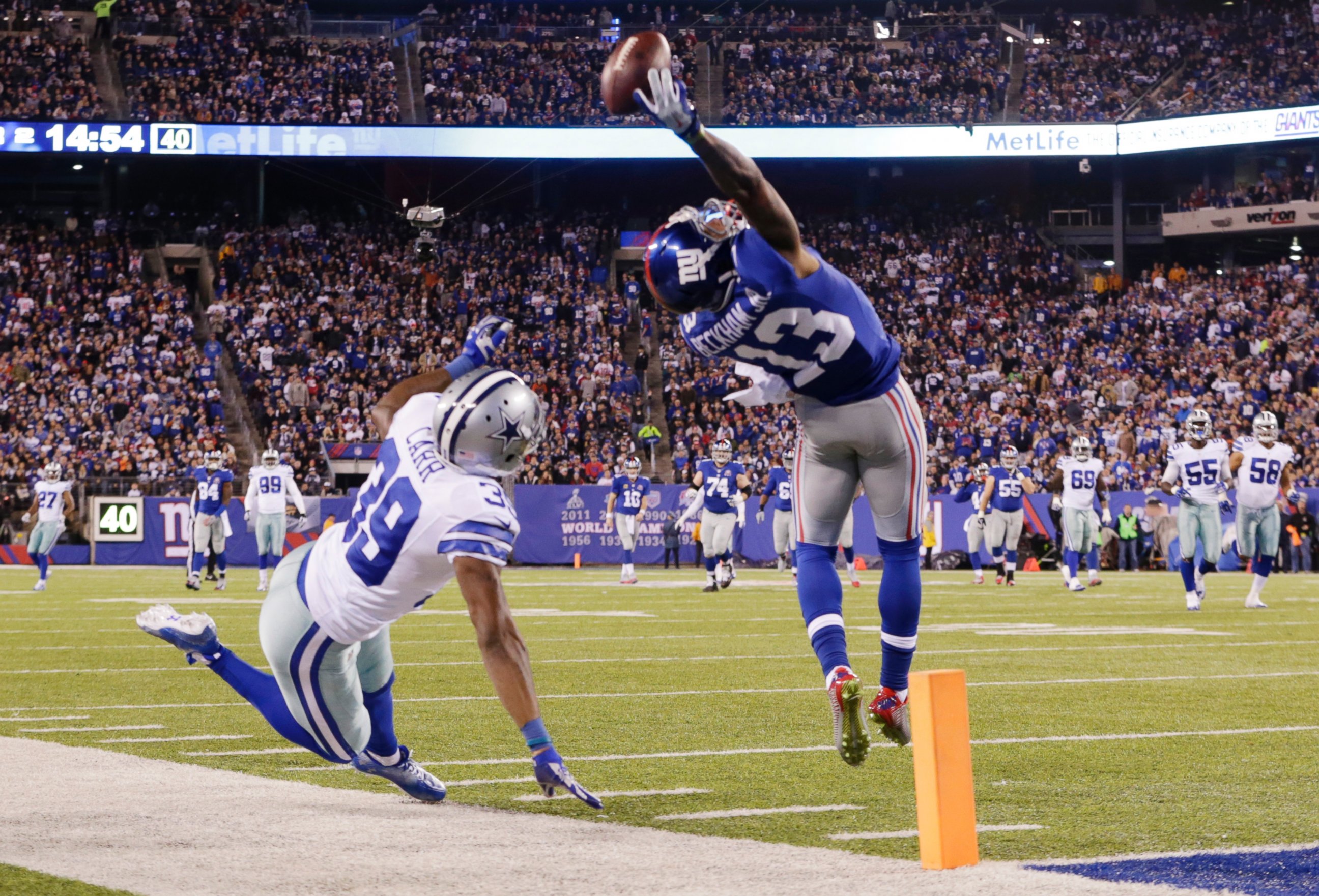 PHOTO: New York Giants wide receiver Odell Beckham Jr. makes a one-handed catch for a touchdown against Dallas Cowboys cornerback Brandon Carr in the second quarter of an NFL football game, Nov. 23, 2014, in East Rutherford, N.J.