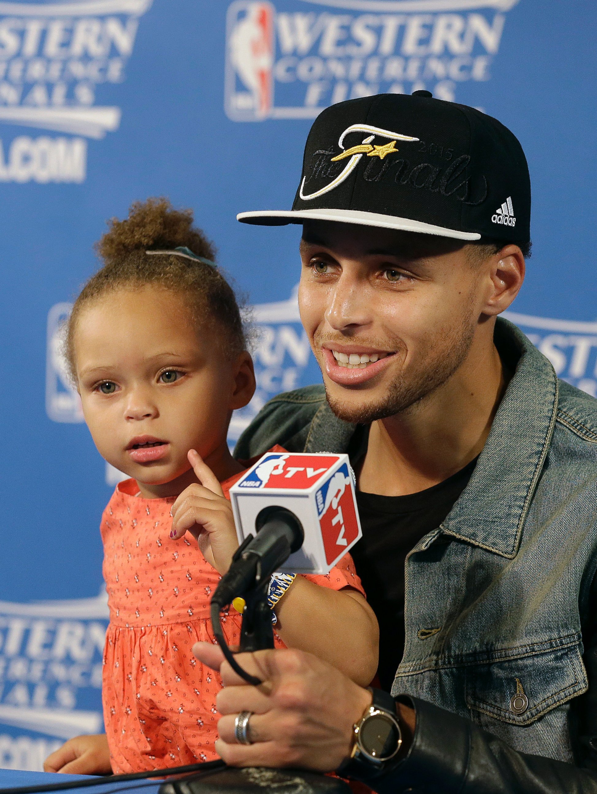 PHOTO: Golden State Warriors guard Stephen Curry speaks with his daughter Riley at a news conference after Game 5 of the NBA basketball Western Conference finals against the Houston Rockets in Oakland, Calif., May 27, 2015.