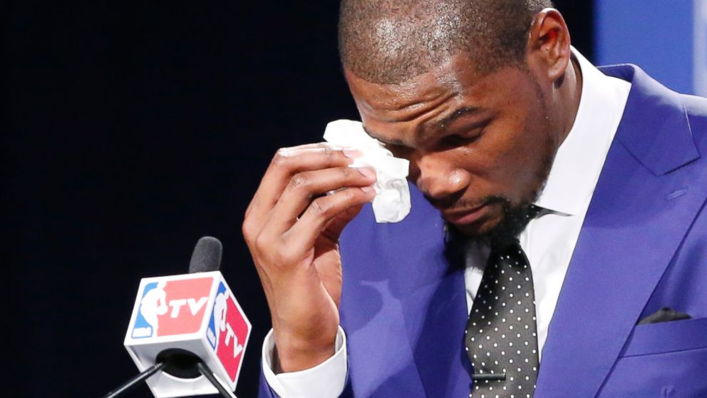 PHOTO: Oklahoma City Thunder's Kevin Durant wipes away tears as he speaks during a news conference to announce that Durant is the winner of the 2013-14 Kia NBA Basketball Most Value Player Award in Oklahoma City,  May 6, 2014.