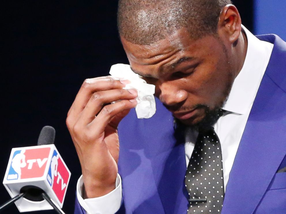 PHOTO: Oklahoma City Thunder's Kevin Durant wipes away tears as he speaks during a news conference to announce that Durant is the winner of the 2013-14 Kia NBA Basketball Most Value Player Award in Oklahoma City,  May 6, 2014.