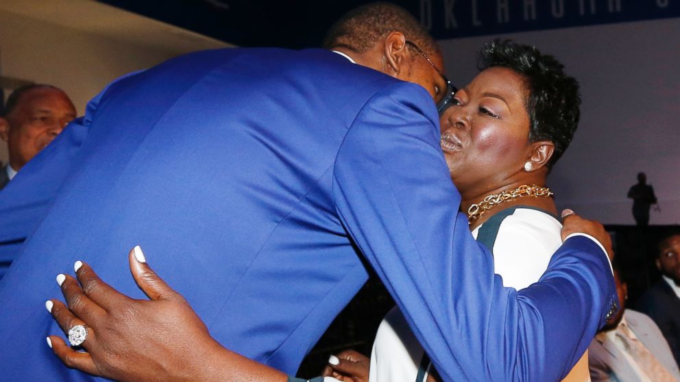 PHOTO: Oklahoma City Thunder's Kevin Durant, left, embraces his mother, Wanda Pratt, right, following the news conference to announce that Durant is the winner of the 2013-14 Kia NBA Basketball Most Value Player Award in Oklahoma City,  May 6, 2014.