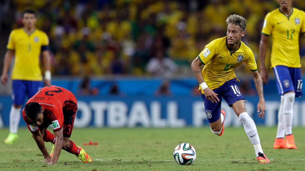 Brazil's Neymar runs with the ball during the group A World Cup soccer match between Brazil and Mexico at the Arena Castelao in Fortaleza, Brazil, June 17, 2014.