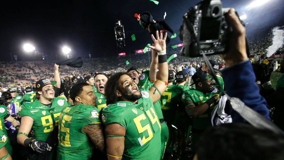 PHOTO: Oregon celebrates after a 59-20 win over Florida State in the Rose Bowl NCAA college football playoff semifinal, Jan. 1, 2015, in Pasadena, Calif.