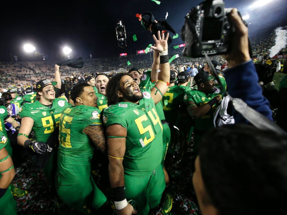 PHOTO: Oregon celebrates after a 59-20 win over Florida State in the Rose Bowl NCAA college football playoff semifinal, Jan. 1, 2015, in Pasadena, Calif.