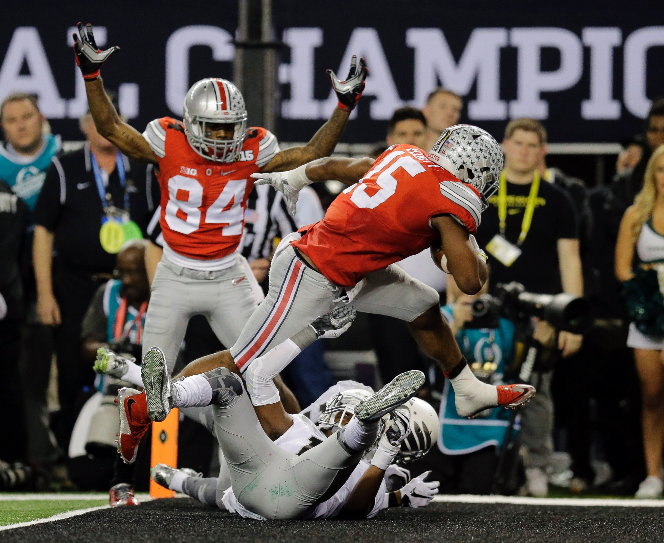 PHOTO: Ohio State's Ezekiel Elliott (15) runs for a nine-yard touchdown during the second half of the NCAA college football playoff championship game against Oregon, Jan. 12, 2015, in Arlington, Texas.
