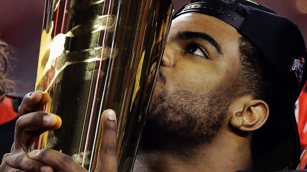 Ezekiel Elliott leaps into Ohio State record book