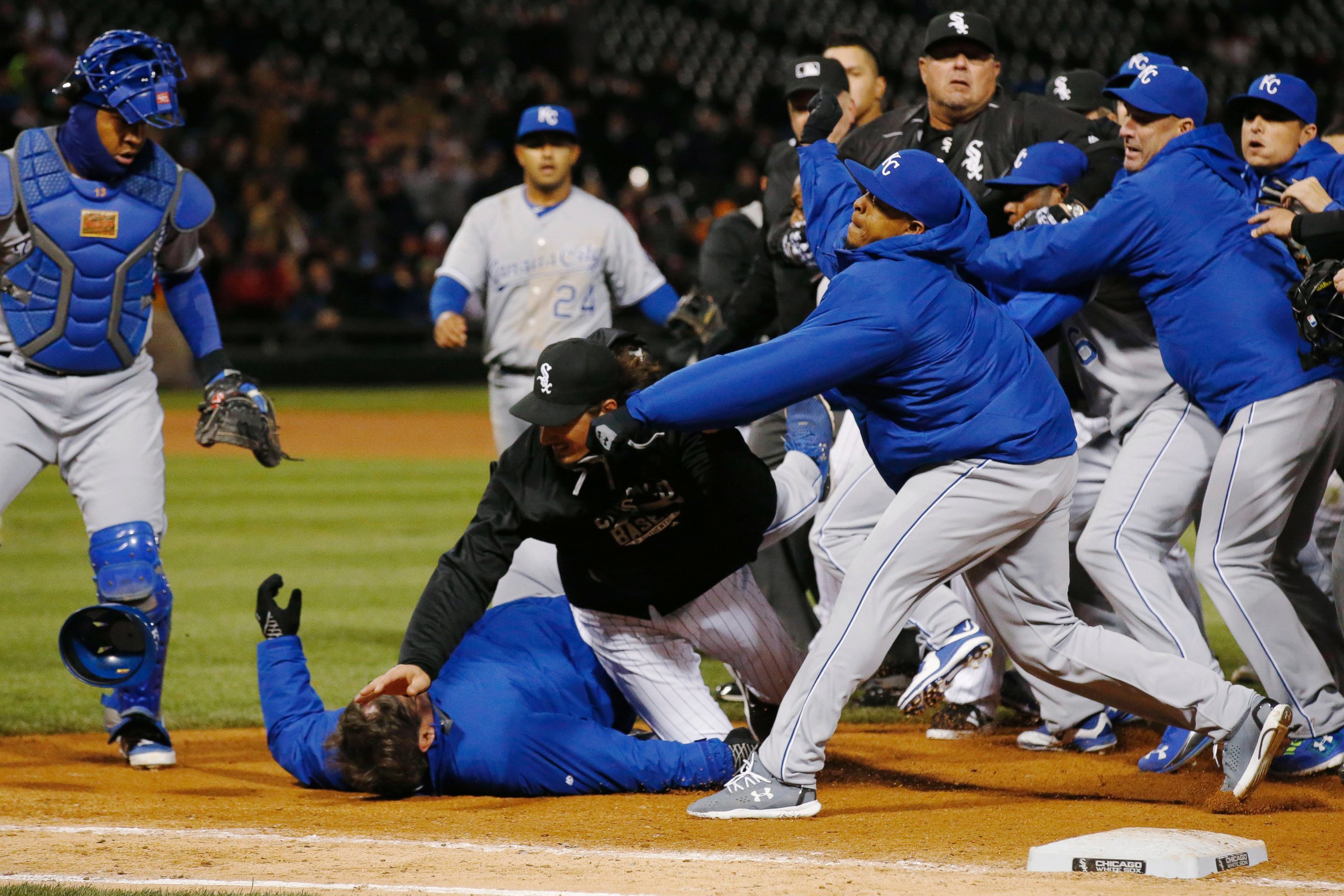 PHOTO: Chicago White Sox's Jeff Samardzija, center, tussles with Kansas City Royals players during the seventh inning of a baseball game, April 23, 2015, in Chicago.
