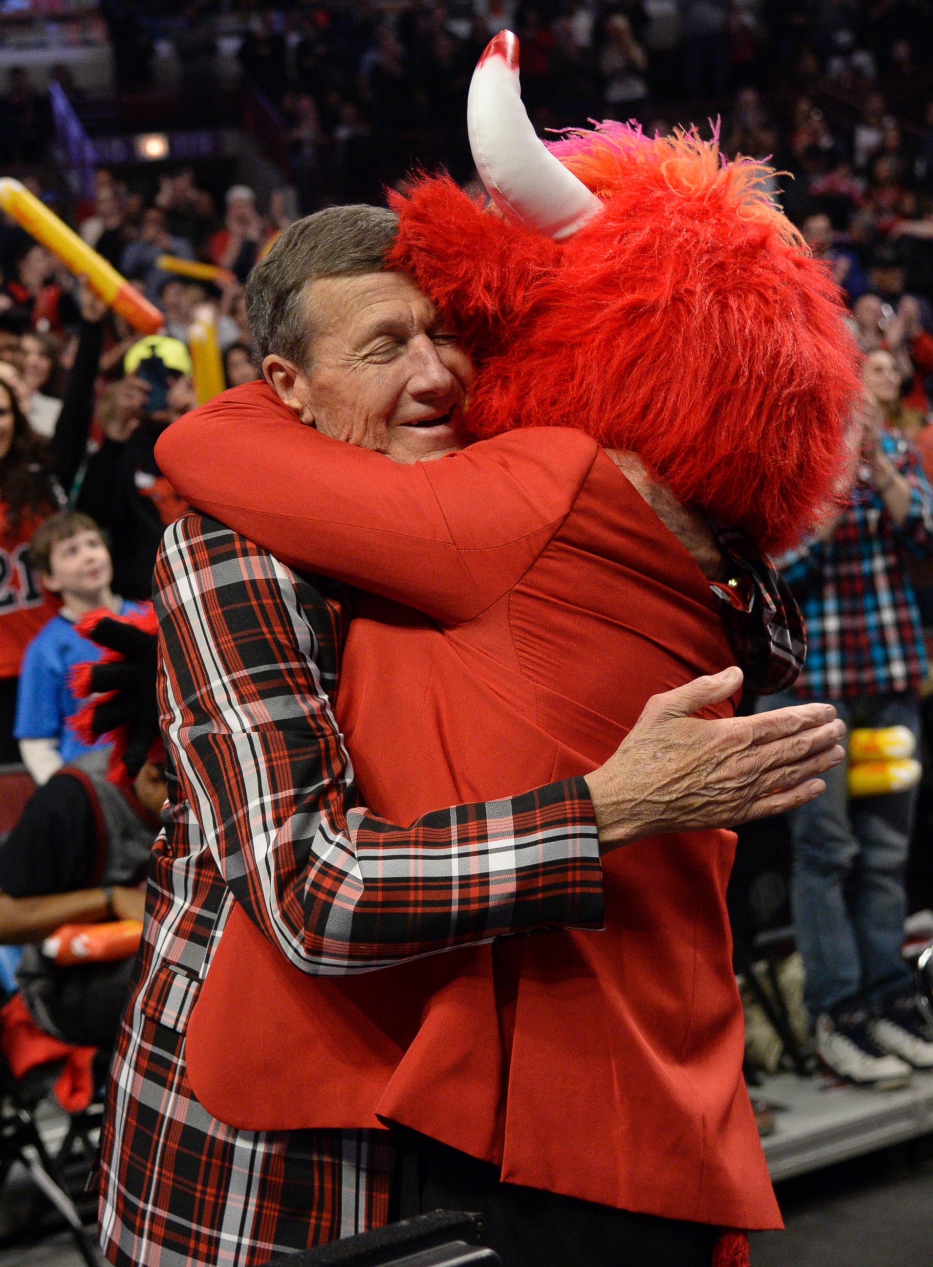 PHOTO: Craig Sager gets a hug from Benny the Bull during a timeout of a game between the Chicago Bulls and the Oklahoma City Thunder, March 5, 2015 in Chicago.