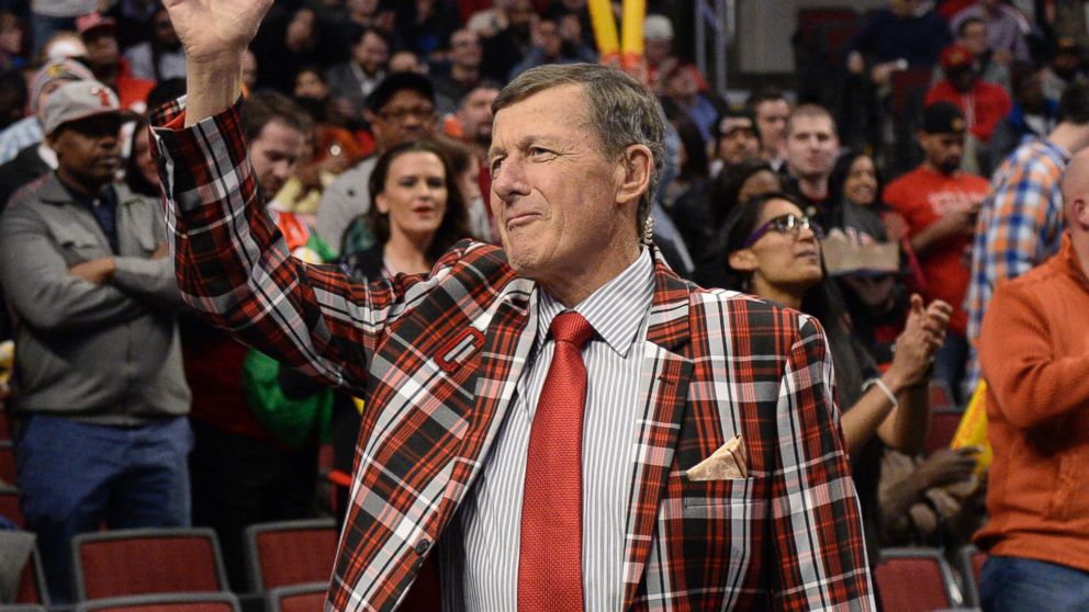 Craig Sager acknowledges the crowd during a timeout of a game between the Chicago Bulls and the Oklahoma City Thunder, March 5, 2015 in Chicago.