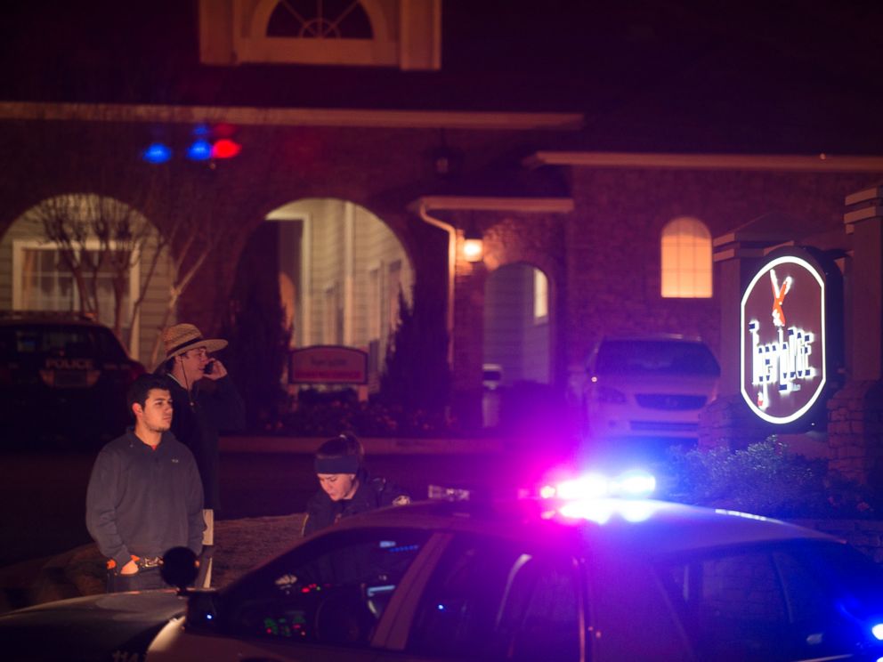 PHOTO: Auburn Police investigate a shooting at the Tiger Lodge apartments in Auburn, Ala., early Sunday morning, Dec. 14, 2014.