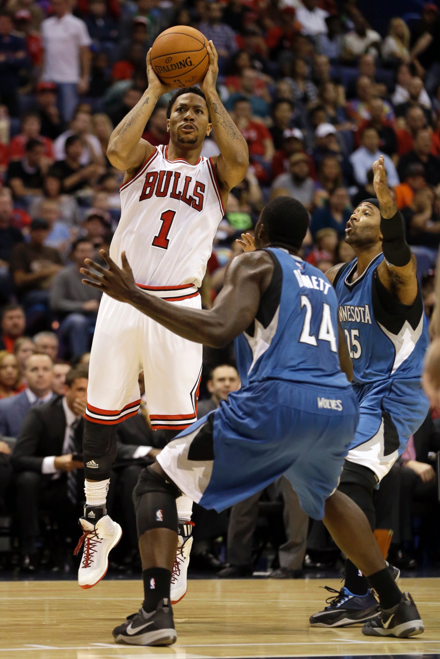 PHOTO: Chicago Bulls' Derrick Rose, left, shoots as Minnesota Timberwolves' Anthony Bennett and Mo Williams, right, defend during the first half of a preseason NBA basketball game on Oct. 24, 2014, in St. Louis. 