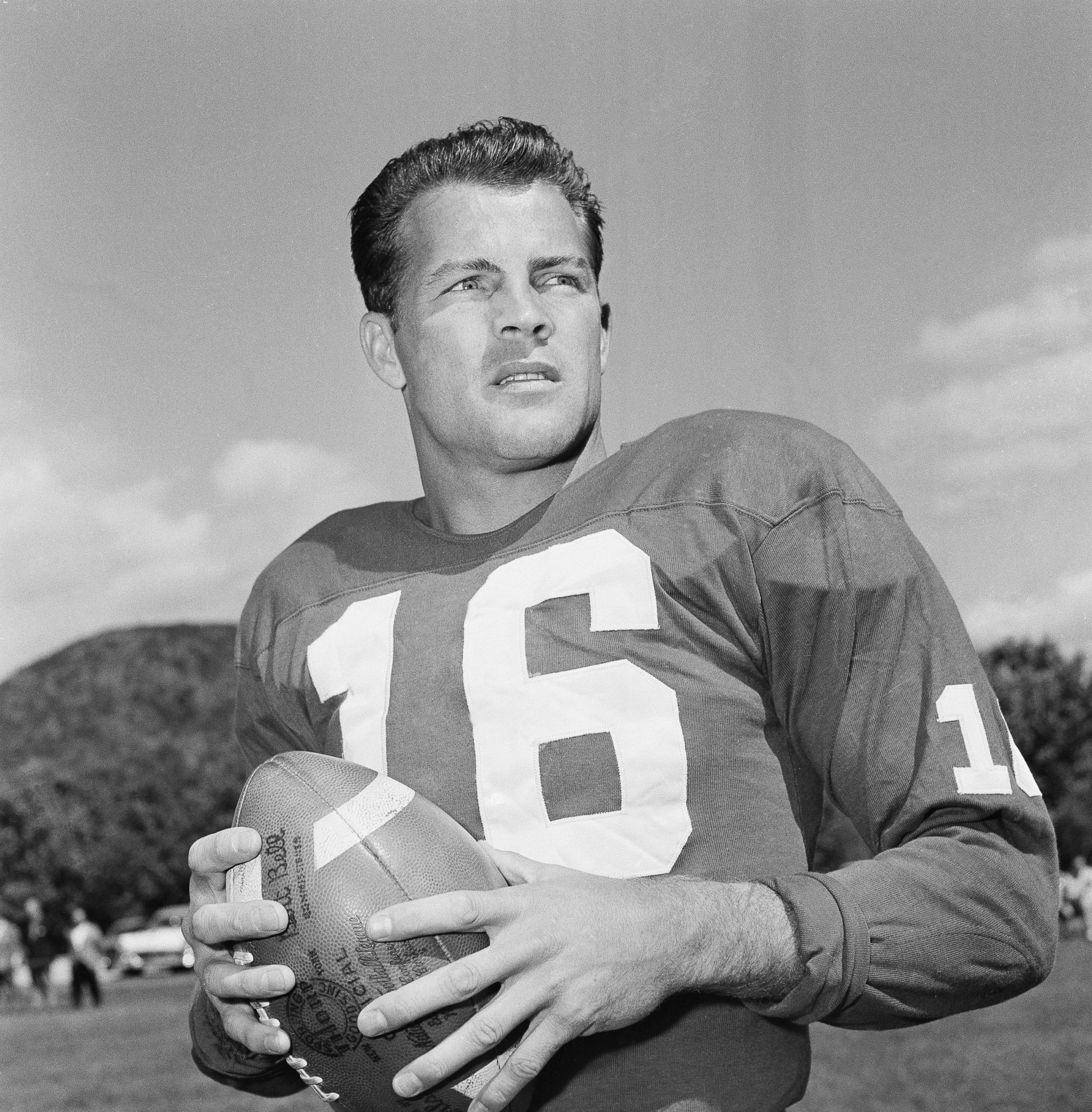 PHOTO: New York Giants halfback Frank Gifford participates in a workout in New York, Sept. 9, 1958.