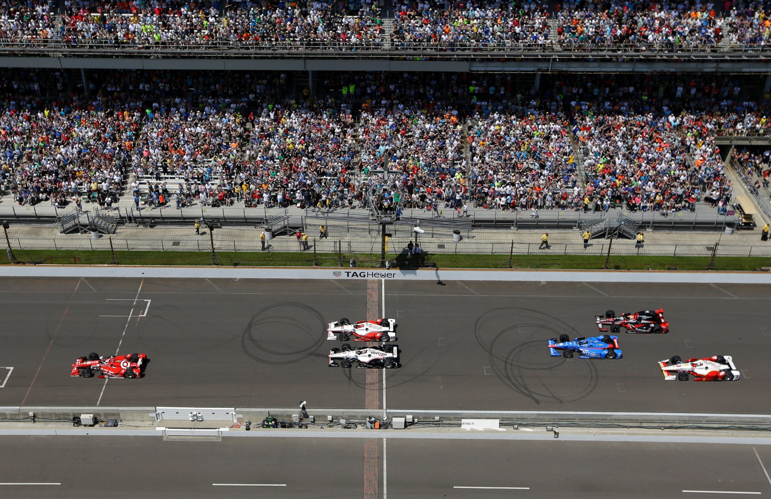 PHOTO: Scott Dixon, of New Zealand, leads the field to start the 99th running of the Indianapolis 500 auto race at Indianapolis Motor Speedway in Indianapolis, Sunday, May 24, 2015. 