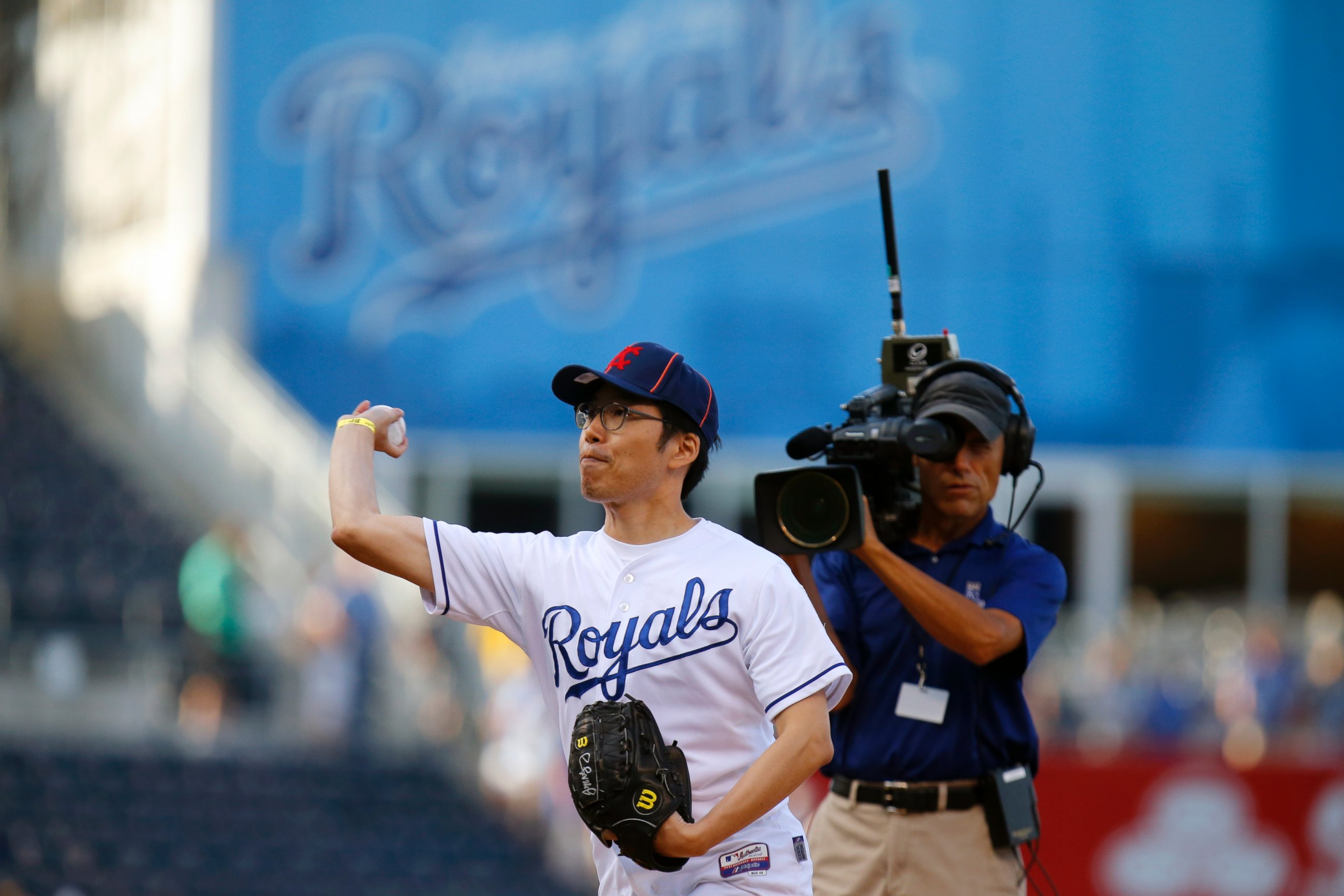 Kansas City Roots for South Korean Superfan Mojo to Boost Royals in  Playoffs - ABC News